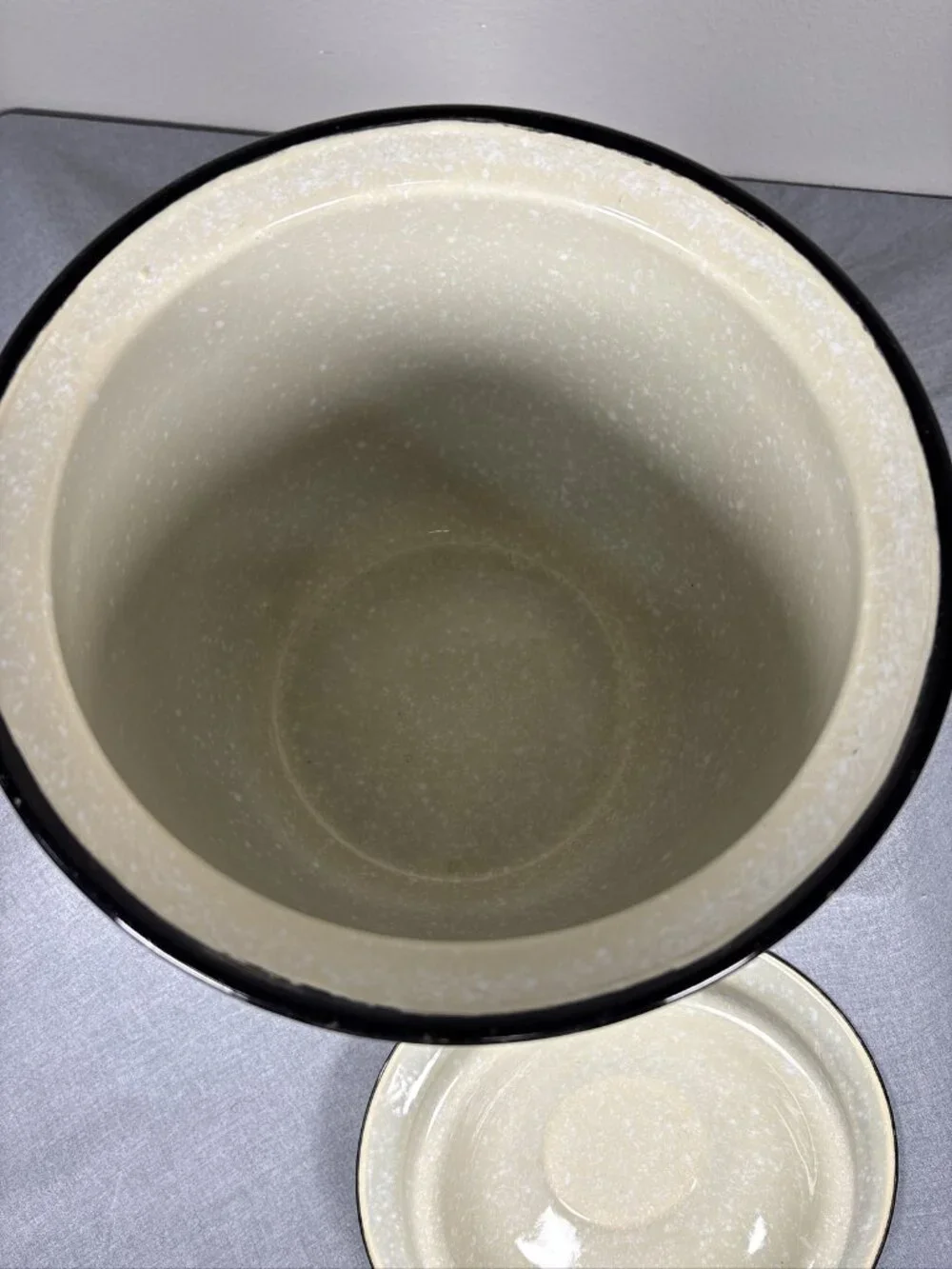 Vintage Cream Speckled Enamelware Chamber Pot With Lid And Wooden Handle